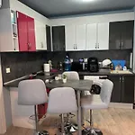 2-bedroom With Private Parking Fast Wifi 3-aircon 3-smarttvs Workdesk Youtube Premium And Netflix Apartamento *