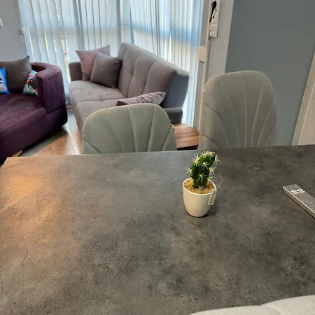 Apartamento 2-bedroom With Private Parking Fast Wifi 3-aircon 3-smarttvs Workdesk Youtube Premium And Netflix *