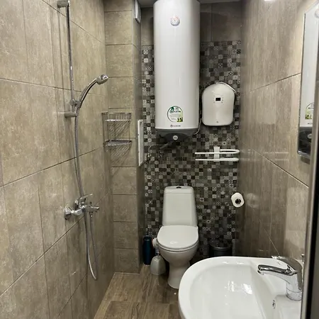 Apartment 2-bedroom With Private Parking Fast Wifi 3-aircon 3-smarttvs Workdesk Youtube Premium And Netflix *