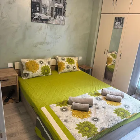 Apartment 2-bedroom With Private Parking Fast Wifi 3-aircon 3-smarttvs Workdesk Youtube Premium And Netflix *