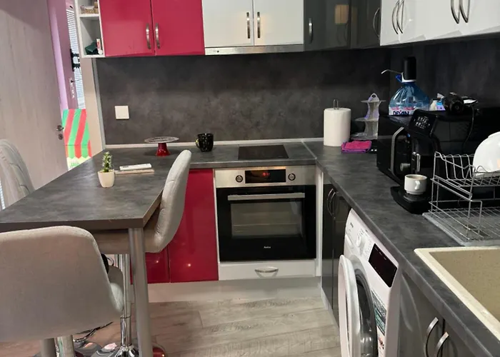 Апартамент 2-bedroom With Private Parking Fast Wifi 3-aircon 3-smarttvs Workdesk Youtube Premium And Netflix *