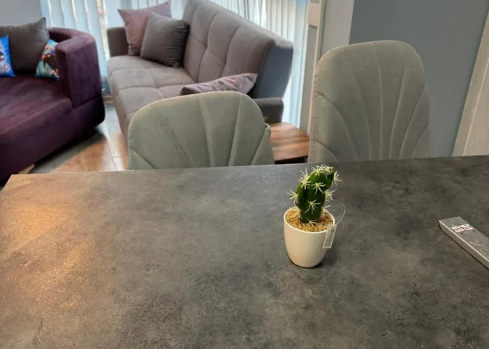 Апартамент 2-bedroom With Private Parking Fast Wifi 3-aircon 3-smarttvs Workdesk Youtube Premium And Netflix *